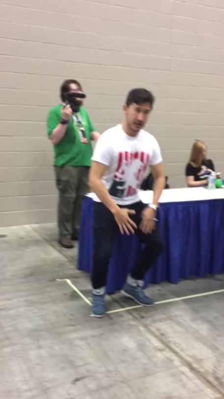 new-americana:  Mark doing the foot thing at IndyPopCon on Friday :D  JUST DO IT!!