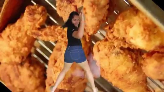 high0nlife-life0nhigh:  canweatleasttry:  sheathegay:  50shadesofgaaayyy:wheeezzyybaby:  weloveshortvideos:  A real girl loves fried chicken, if you want to please a real lady, you’ll give her fried chicken..  expl0re-the-unkn0wn  ayyeitsrhi  Dying