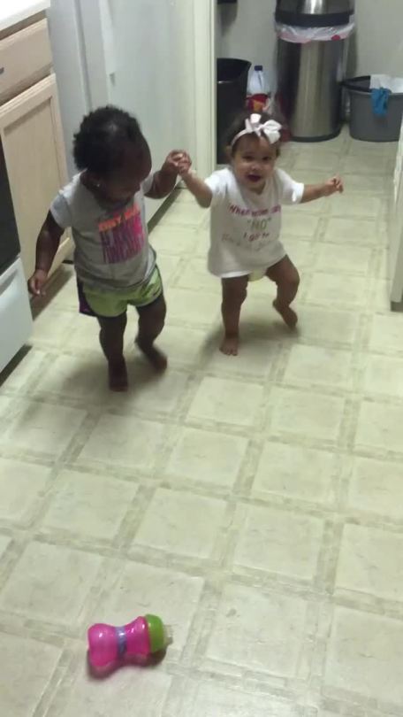 etherealsydnijai:  nyc-puta:  weloveshortvideos:  This is the definition of a true best friend   MY HEART CAN’T HANDLE THIS TBH   Hopefully my friends and I have babies around the same time