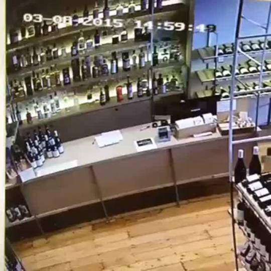 thebestoftumbling:  wine shop employee is secretly a ninja 