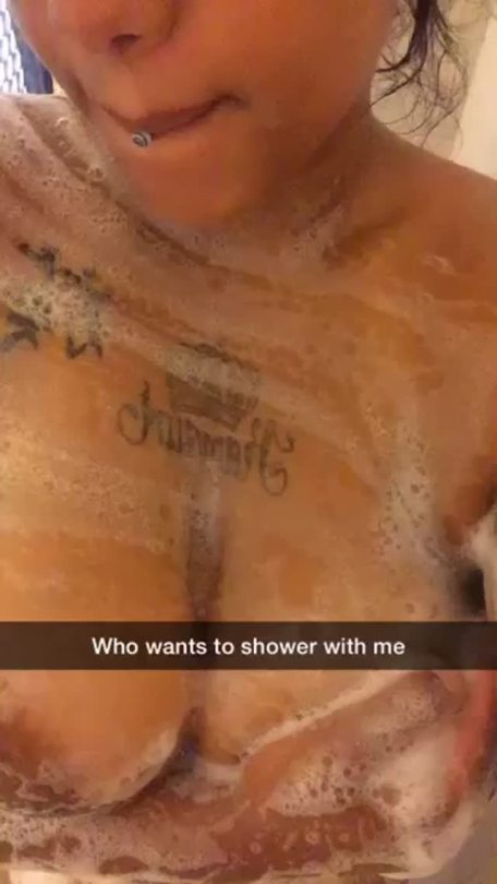 reddkinky:  If you haven’t subscribed to my snapchat then you missing my shower