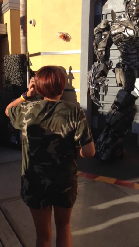 chrismcfeely:  zypherion:  tyrest-accorded:  sshiftinggears:  i tried to propose to megatron at universal today…  OH MAH GAD  This was epic and ballsy! His reply was perfect!  Universal Studios Megatron is the BEST Megatron. He gets away with saying