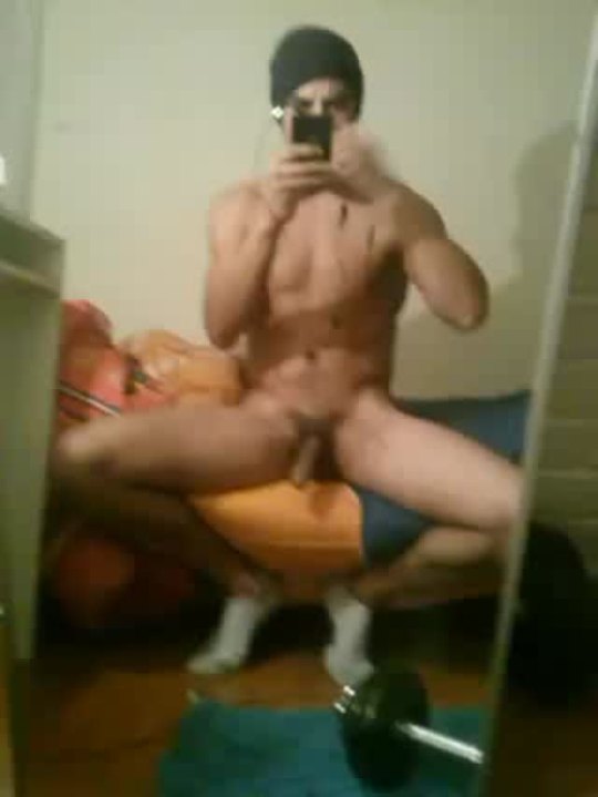chilenitos3x:  Video de patricio, 27 años. Macho caliente de Quilicura.Mira sus fotos acá —->http://chilenitos3x.tumblr.com/post/126886364005/patricio-27-aB1os-macho-mecA1nico-y-muy-caliente
