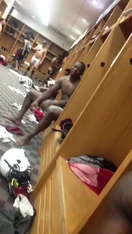 snapchatsfinestdudes:  Naked guys in the football locker room 😍🙌🏽