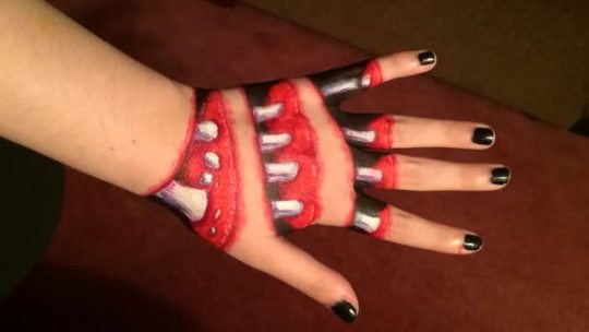 thebestoftumbling:  creepy hand illusion  