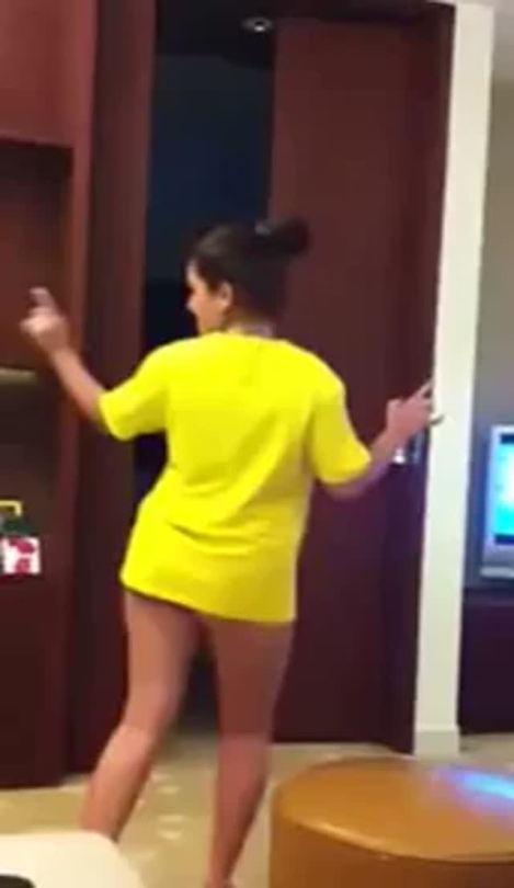arab-hot-girlz:  رقص خليجي عاري ، شاهد المزيد من السكس
