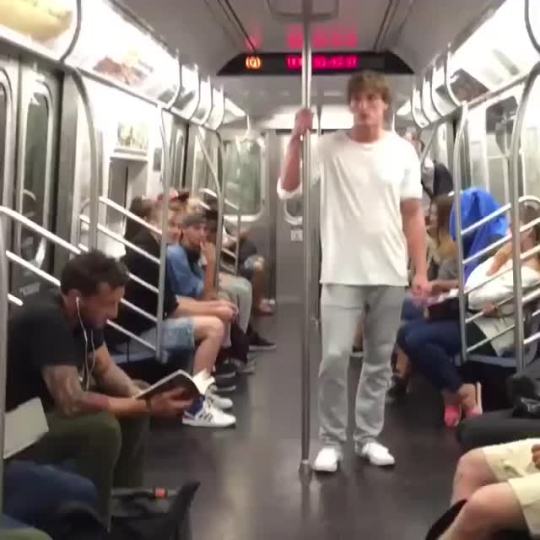 dylsexic:  thebestoftumbling:  Splitting in NYC - Logan Paul   OMG I watched this 100 times deathsscum