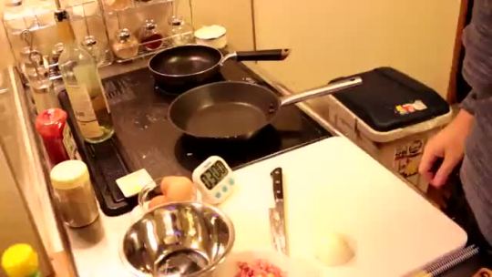 moranion:  saxifraga-x-urbium:  crimsonbehelit:  3 minute omurice http://www.nicovideo.jp/watch/sm25510966  Witchcraaaaft  who’s cleaning that stovetop tho 