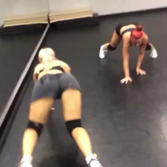 somuchazz:  I need gym partners like them 