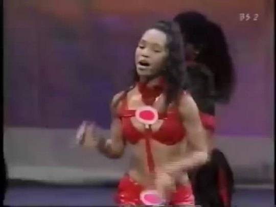 nappyheadedmaiden:  When the VMAS were something to look foward to!     VMAS 1999 : TLC - No Scrubs 