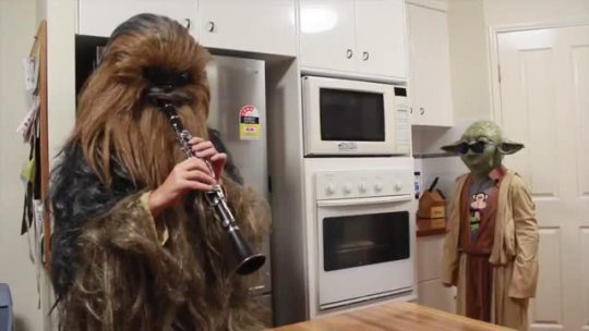 amusicianontheroof:  lynati:  enjoltaire-bear:  literal-ghost:  journeyofthepoet:  thebestoftumbling:   When Leia Isn’t Home (x) This better not get cut out of the new movie.  I saw the clarinet and thought “please be what I hope it is”.I was not
