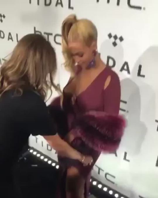 thechanelmuse:  She commanded her to stop 😂  