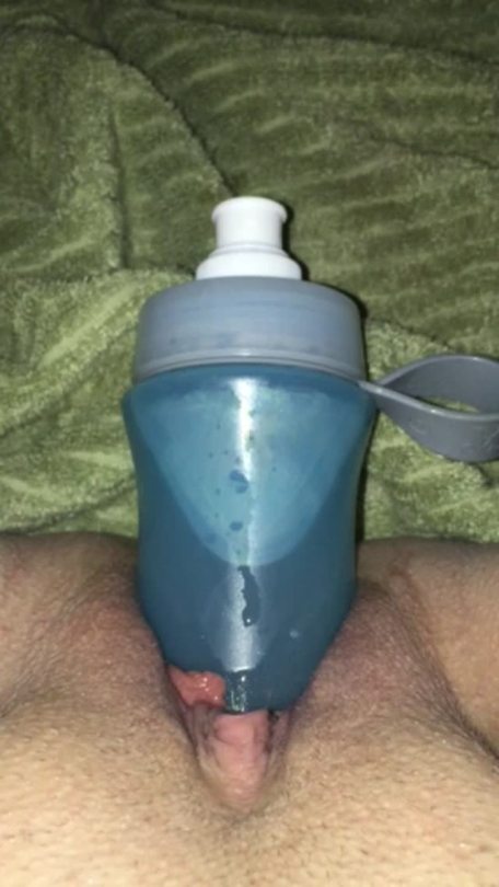 juicylips72:  upthesnatch:  Bottle birth. It’s very true…it’s hard to not look at bottles and veggies and not dream about shoving them inside of me  Yip…I know the feeling ! 