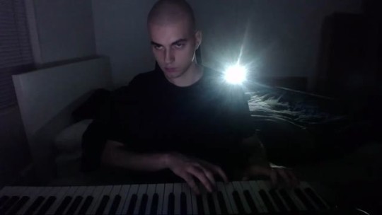 nudityandnerdery:  garbageshepard:  setheverman:  when you’re the piano player