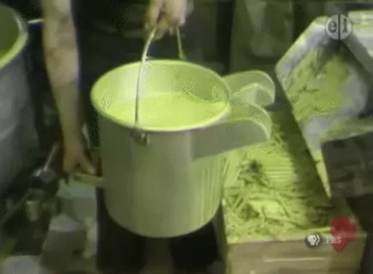 dopedelilah:  only1600kids:  making crayons.. oddly satisfying  Such beauty 