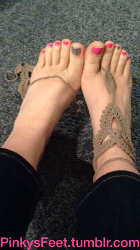 pinkysfeet:  Barefoot sandal video. Beige crochet. 