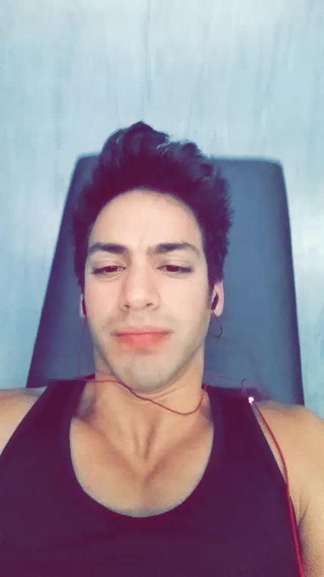 mini-elephants:  How to Snapchat and do incline situps 