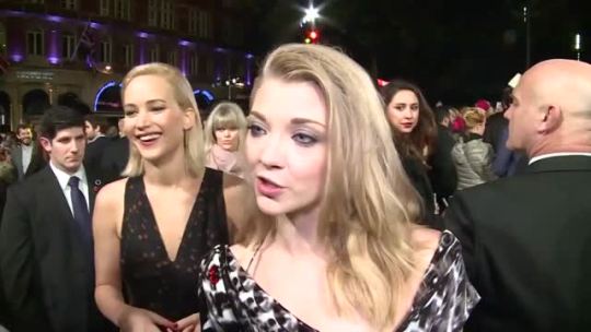 locuras1000:  Disfruta del momento lésbico Jennifer Lawrence y Natalie Dormer ahora en vídeo