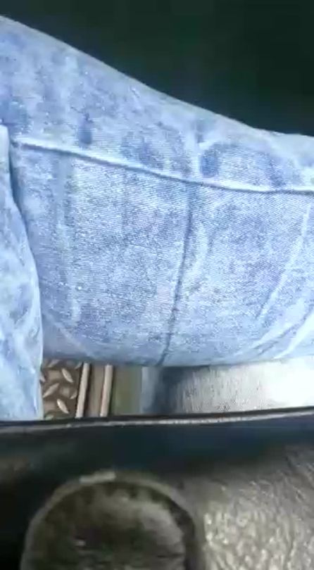 fetisxh:  este cabron rico se masturba en transporte publico
