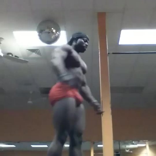 thickchocolatecity:  That BULGE though!!! Dayum!!!!! 😲😲😲