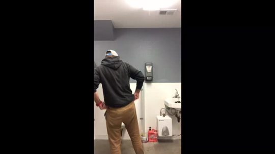 obediant-momo:  Does anyone else pee like this ? 