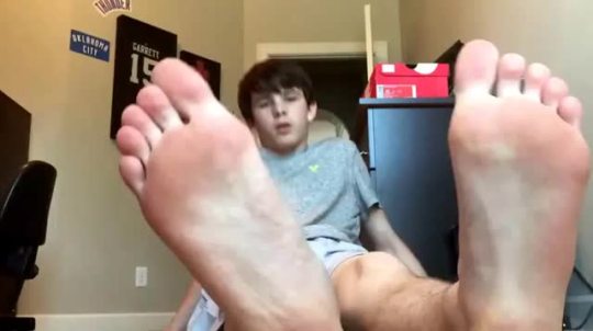 myfeettoyouuniverse:  Here is a video of that tasty young teenager boy bare feet.