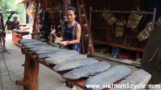 everyonelovesrobots:  adventuresinstringrepair:  pianoaround:  Does anyone know what this instrument is called? Its like a Marimba but it is very large and made out of huge stones. Listen to that tone! haha Love it!  It’s a type of Vietnamese lithophone