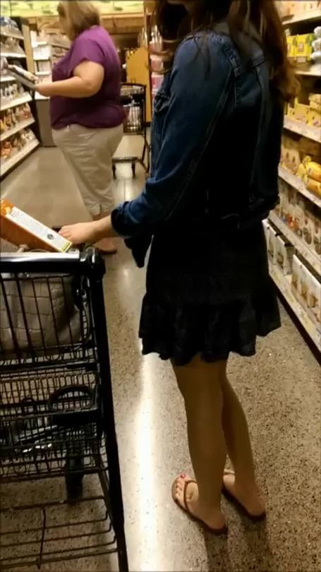 videodexhib:  Une coquine qui exhibe sa culotte dans un magasin