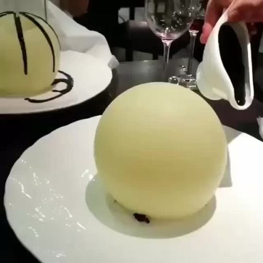 zeearbitrator:  theinturnetexplorer:  Dessert anyone?  dragon egg style desserts better be next holy heckie THATS AMAZING!!! 