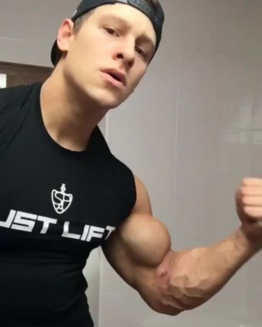 jeromeroundu2:  leukion:  Steve Krishttp://leukion.tumblr.com/  Lean and THICK MUSCLE