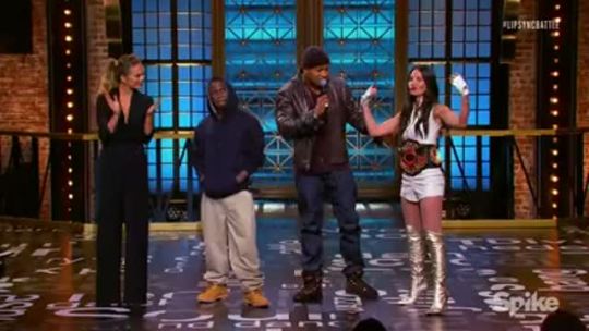 nico-incognito:  grownnsimbaa93:  ehhdee:  LL Cool J smacks Olivia Munn in the face with a microphone  lmfaooo I was cryinggg kevin hart reaction  I love that they all just collectively lose it… 