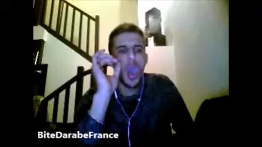 bitedarabefrance:  Rebeu qui fume son gros joint et branle ça belle bite a dévoré sans modération hum , vous aimez bande de cochon :p
