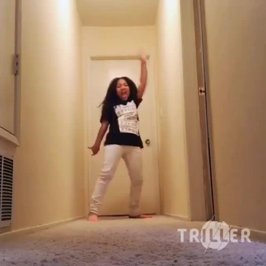minusthelove:  securelyinsecure:  This is so cute!  Look at my daughter   Adorable