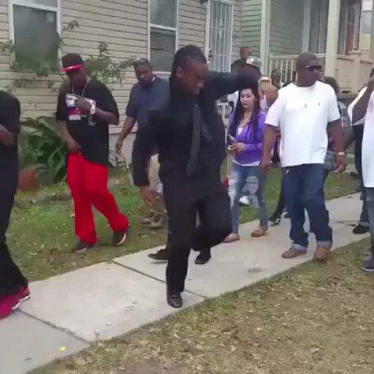 weloveshortvideos:  Neighbor: Don’t walk on my grass Me:   His mama still wash his clothes