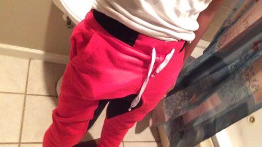 cutelysavage:  I only wear joggers when I want a special kind of attention😏👅🍌