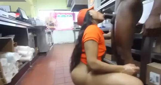 videos-whatsaapbr:  Mamando no serviço…..  #boquete #morena #sexo