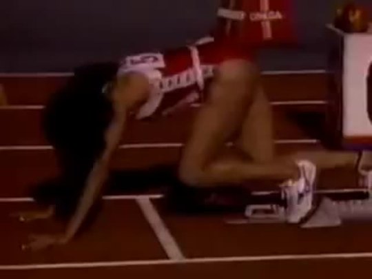 whenyougetrightdowntoit: clarknokent:   deehenn:  Flo jo 200m race, She ate that