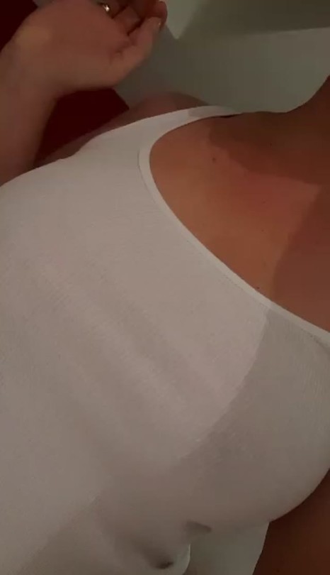 juicylips72:  A little sneaky peek into shower time  Part 1💋👅❤