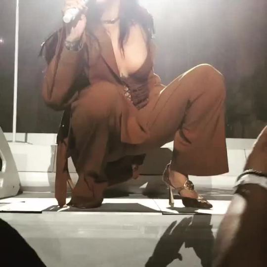 zoovien:  fkatwigs:  hellyeahrihannafenty:  Rihanna let a fan sing with her after