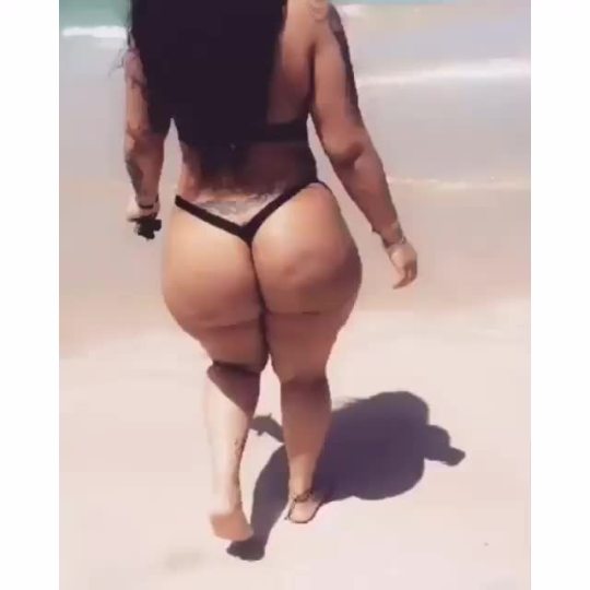 bigbuttsthickhipsnthighs:  Phat ass on the beach Tokyo Drift 