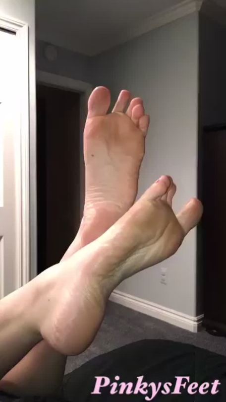 pinkysfeetvideos:  Showing off soles 