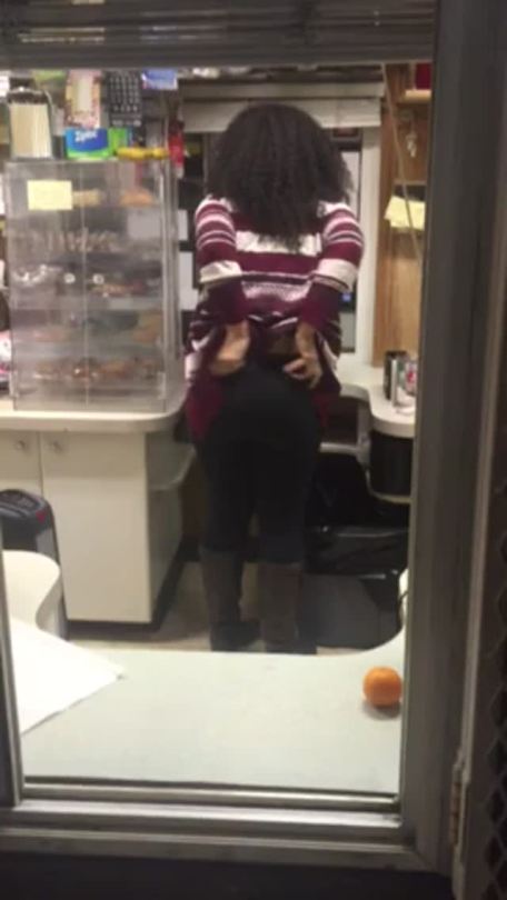 sexy2death:  Black chick flash her yellow ass at a drive thru