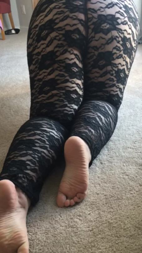 big-beautiful-princess:  Lace leggings - crawling around on all fours. Check out