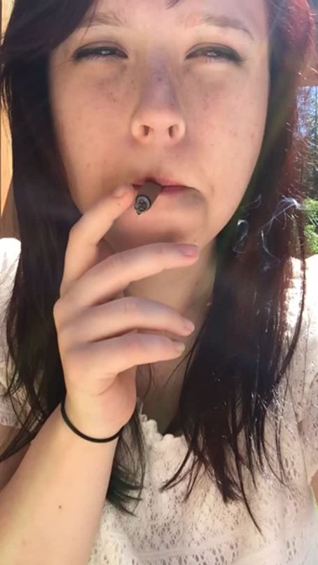 weedest-elitist:  I feel pretty ☀️🔥💨