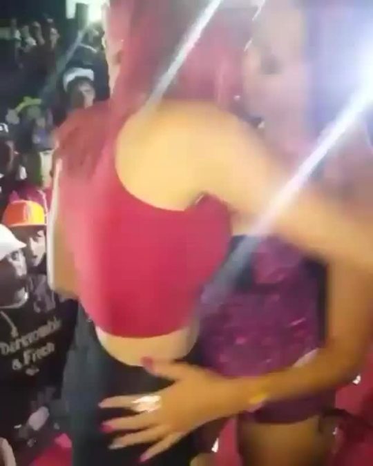 zuzu76:  videos-whatsapp4:  amigas se pegando no baile funk meu novo blog // new blog FOLLOW FOR MORE   More