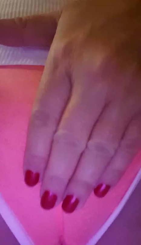 juicylips72:  otterwidetail218:  juicylips72:  Tease.   💋👅❤  Mmmmm…. More