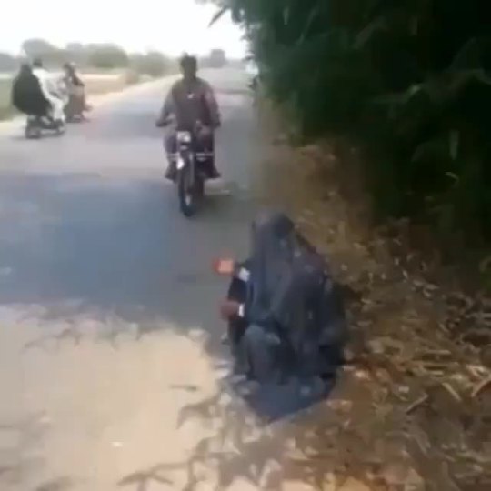 smokefather420:  hawtchoklyt:  eazy518:  😂️ just wait for it.  Hell naw  Ctfu  Now that’s fucked up