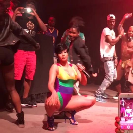 suzyycarmichaelll: deezcandiedyamztho:  goldensweetcheeks:   mochadeelight:  gucci-flipflops:  when cardi rubs her booty on ur face on stage  What is life?! 🙌🏾🙌🏾😂😂   He was really in that thanggg 😂😂😂   I wouldve fainted  That