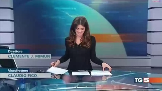 Italian newscaster  Costanza Calabrese  demonstrates why a transparent news desk