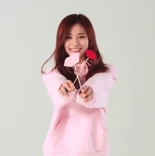 team-twice:    nbastyle_kor: 쯔위의 키스를받아랏!! Happy birthday tzuyu~~❤️❤️❤️ Happy kissday~~💋💋💋  